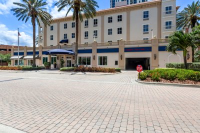 Hampton Inn & Suites Downtown St. Petersburg logo
